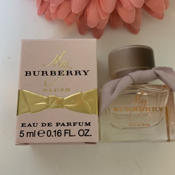 🌸 3 Burberry mini fragrances and 3 collectible enamel lapel pins - Picture 3 of 6